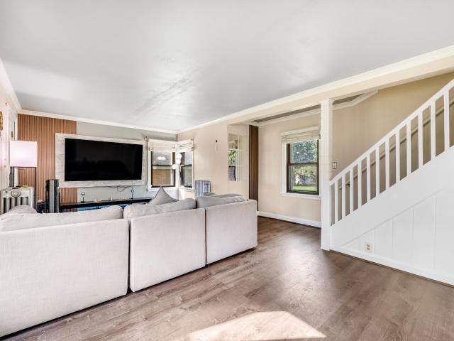 House for sale in General Mitchell International Airport, Saint Francis