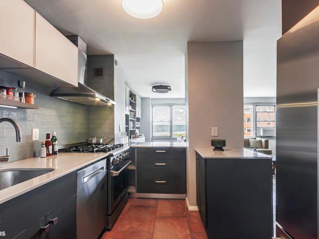 Property for sale in The Bronx, Arverne