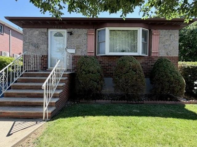 House for sale in Queens, Arverne