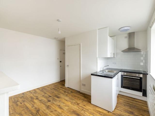 Studio for rent in Redhill, Reigate and Banstead