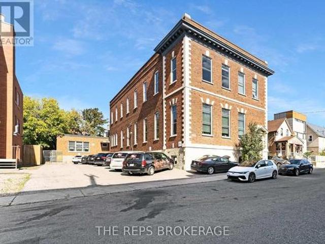 Commercial for rent in Chinatown, Ottawa