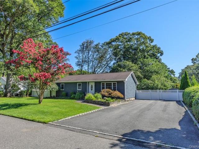 House for sale in Miller Place, New York