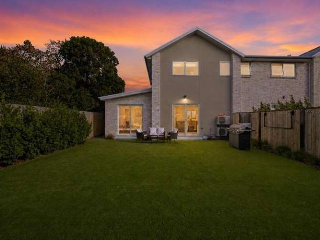 Townhouse for sale in Chaslands, Canterbury