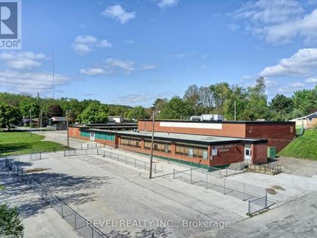 Commercial for rent in Hamilton