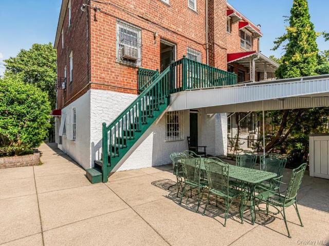 House for sale in The Bronx, Arverne
