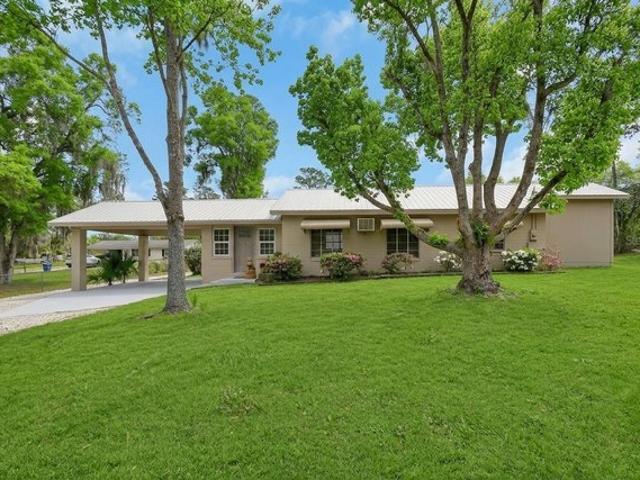 House for sale in De Leon Springs, Florida