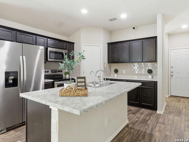 House for sale in Saint Hedwig, Texas