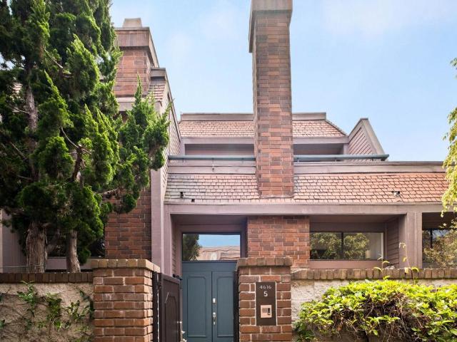 Townhouse for sale in Canoga Park, California