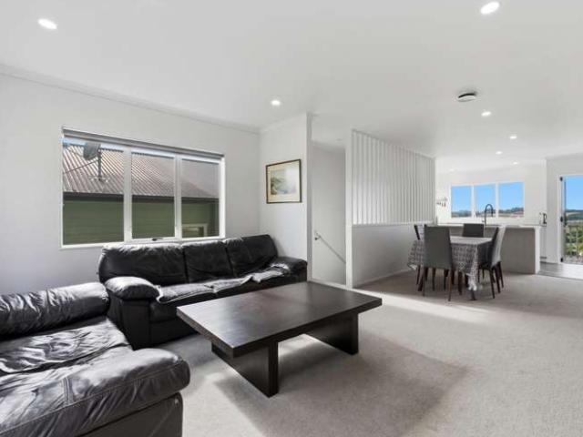 House for rent in Paremoremo