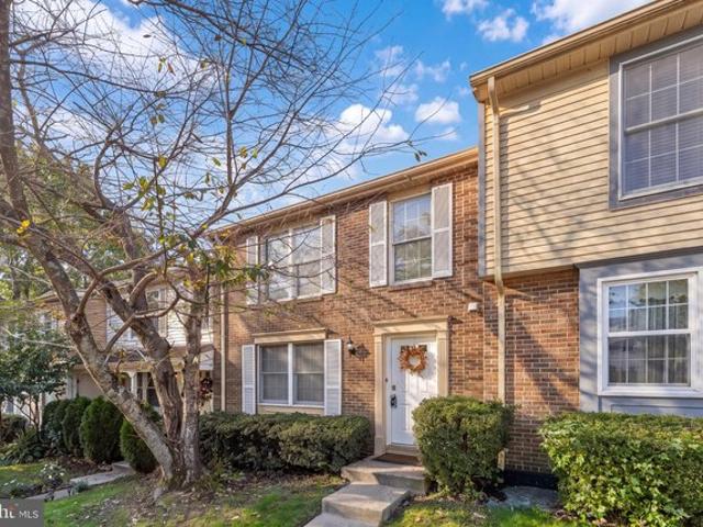 Townhouse for sale in Willow Run, Annandale