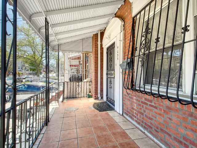 House for sale in The Bronx, Arverne