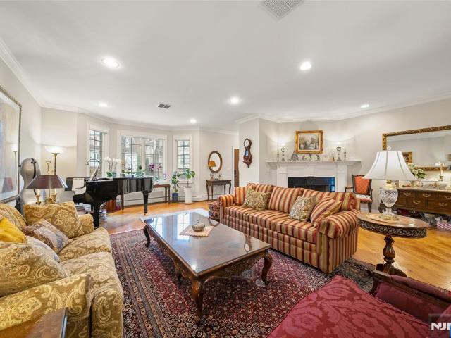 Townhouse for sale in Palisades Park, New Jersey