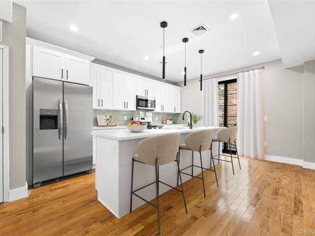 House for sale in The Bronx, Arverne