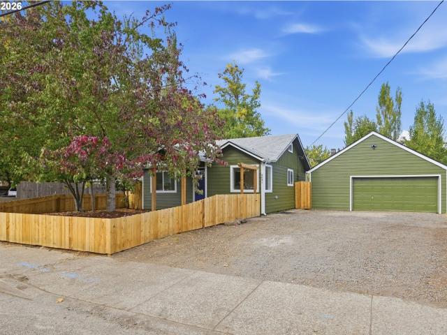 House for sale in Danebo, Eugene