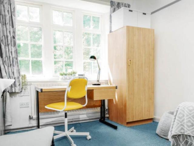 Room for rent in Weetwood, West Yorkshire