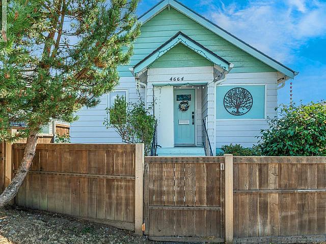 House for sale in Clayoquot, British Columbia