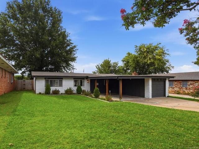 House for sale in Quail Pointe, Tulsa