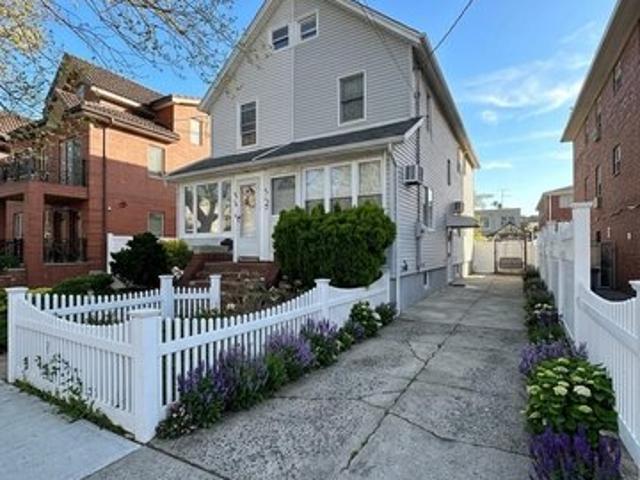 House for sale in Queens, Arverne