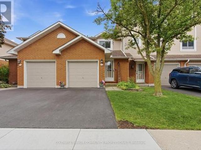 Townhouse for sale in Ancaster, Ontario