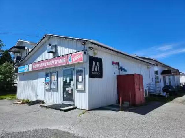 House for sale in Amos