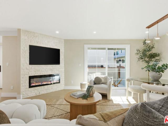 Townhouse for sale in Canoga Park, California
