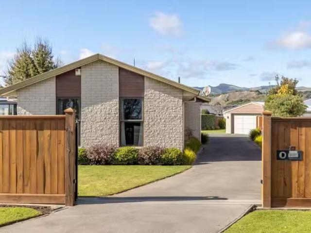 House for sale in Chaslands, Canterbury