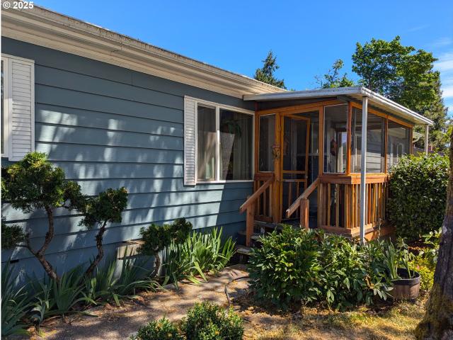 House for sale in Oakridge