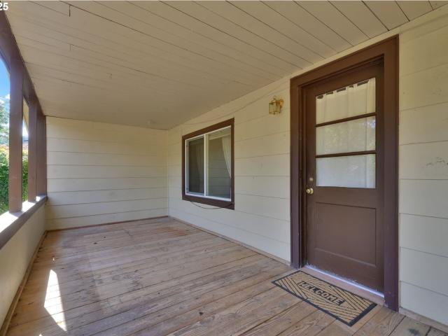 House for sale in Oakridge