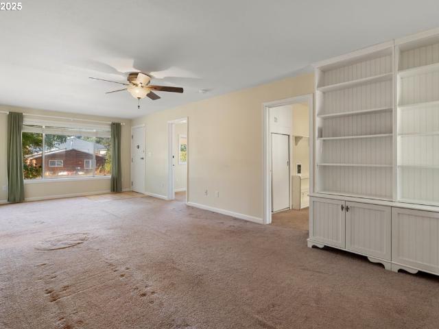 House for sale in Oakridge