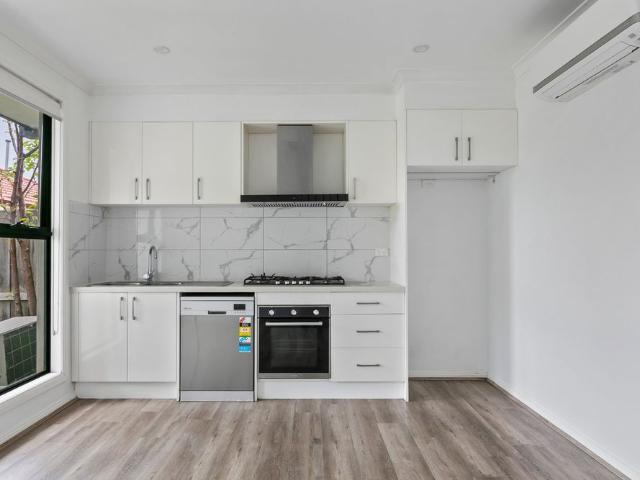 Townhouse for rent in Reservoir, Melbourne