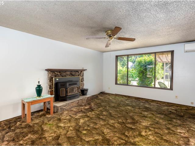 House for sale in Oakridge