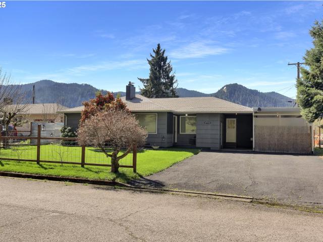 House for sale in Oakridge