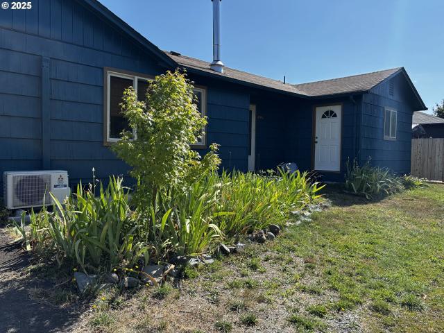 House for sale in Oakridge