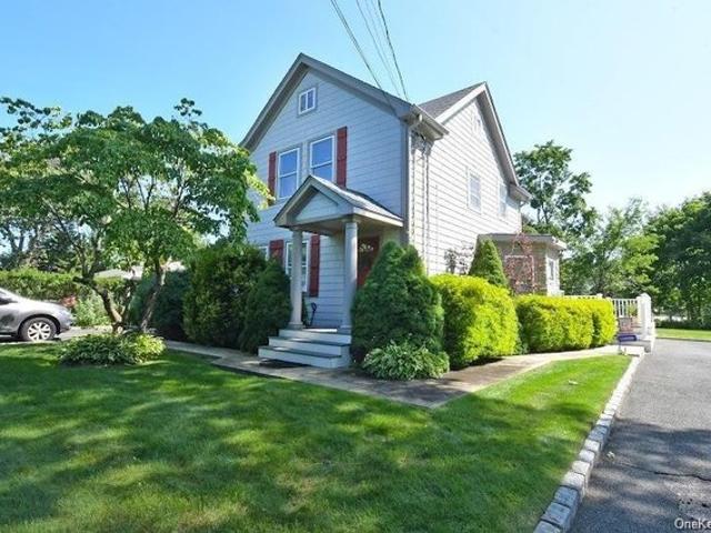 House for sale in Riverhead, New York