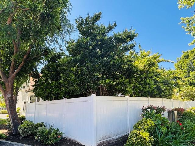 Townhouse for sale in Oak Park, California