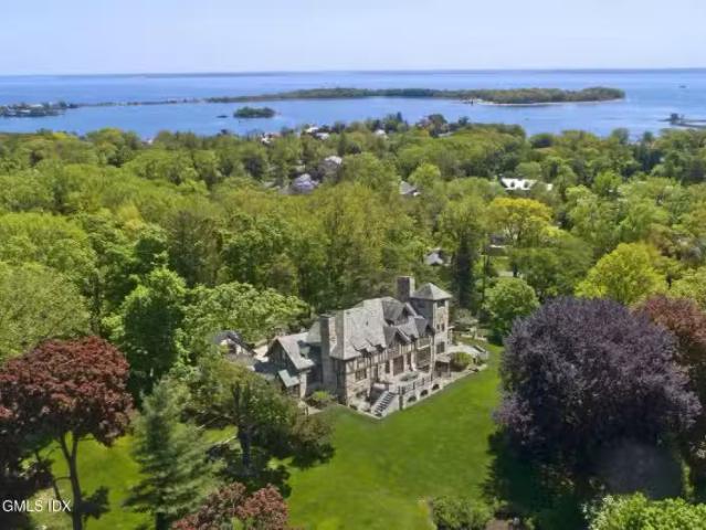 House for rent in Darien