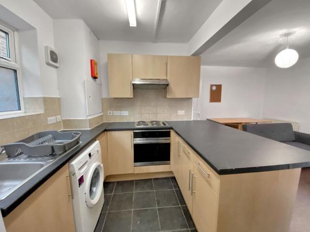 Room for rent in Headington Hill, The Slade
