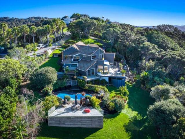 House for sale in Sandspit