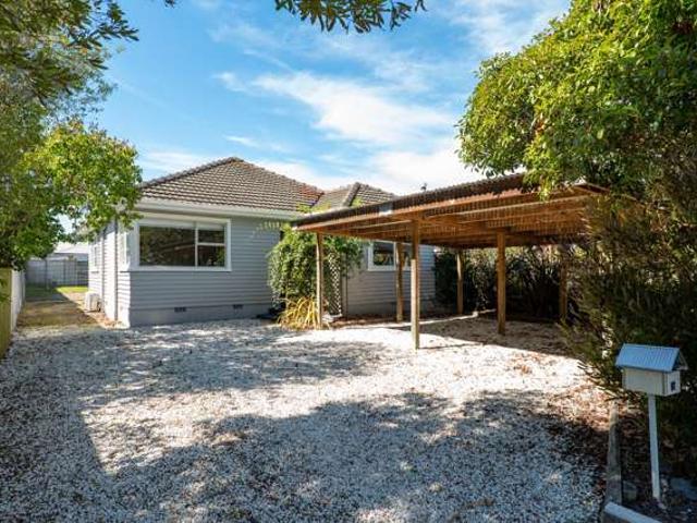 House for sale in Chaslands, Canterbury