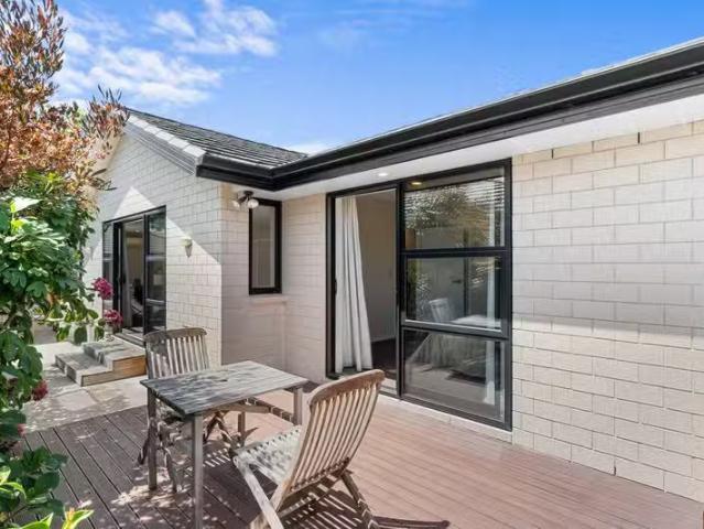 House for sale in Chaslands, Canterbury