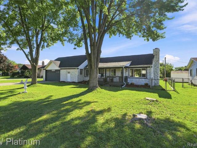 House for sale in Anchor Bay Harbor, Chesterfield Township