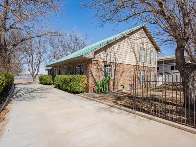 House for sale in Clarendon, Texas