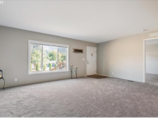 House for sale in Oakridge