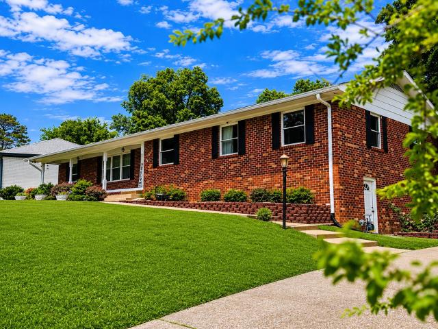 House for sale in Lakeshore Estates, Harrison
