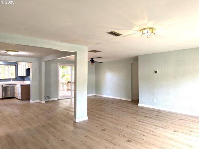 House for sale in Oakridge
