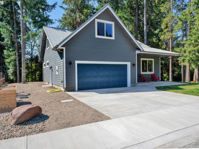 House for sale in Oakridge
