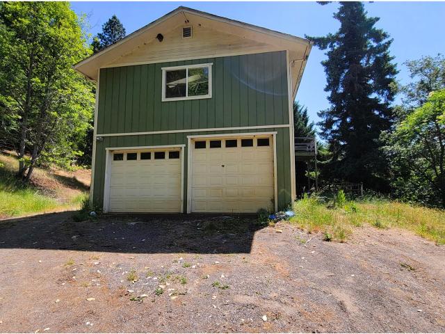 House for sale in Oakridge