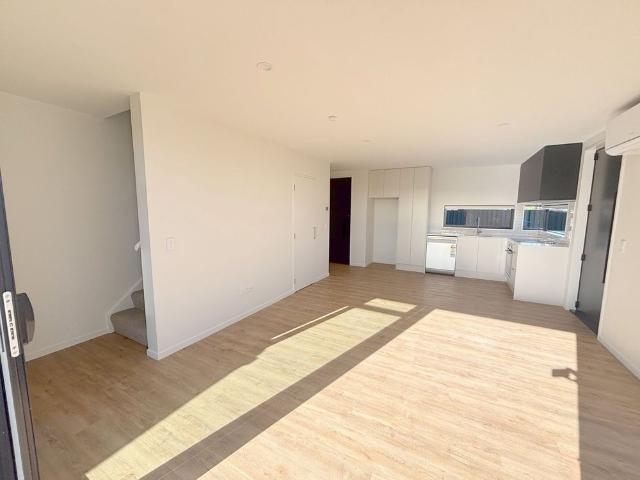 Townhouse for rent in Chaslands, Canterbury