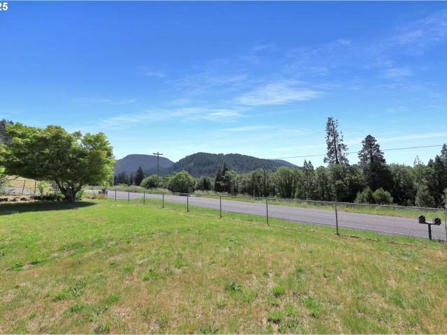 House for sale in Oakridge