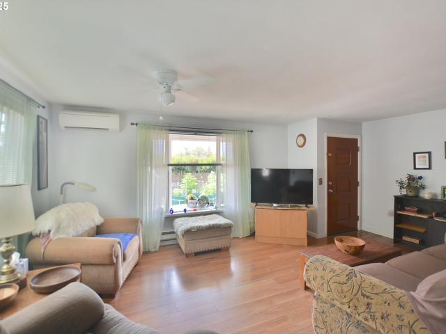 House for sale in Oakridge